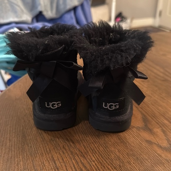 Ugg - Bailey Bow Black Boot. Kids size 7 - Picture 1 of 6